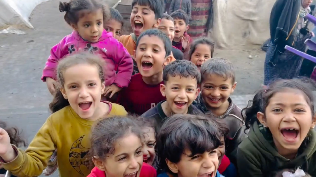 Gazzeli çocuklar dünyaya ortak mesaj yolladı: "Savaşı durdurun!"