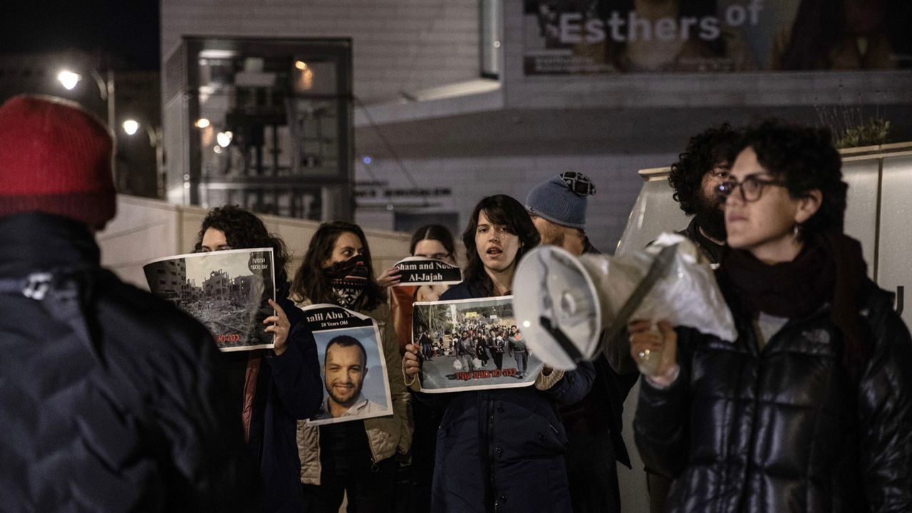 Batı Kudüs'te savaş karşıtı İsrailli aktivistler İsrail'in Gazze'deki saldırılarını protesto etti