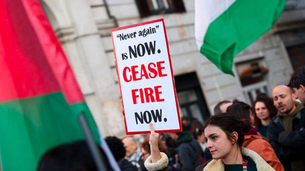 Fransa'da Filistin destekçileri, Gazze'de ateşkes talebiyle gösteri düzenledi