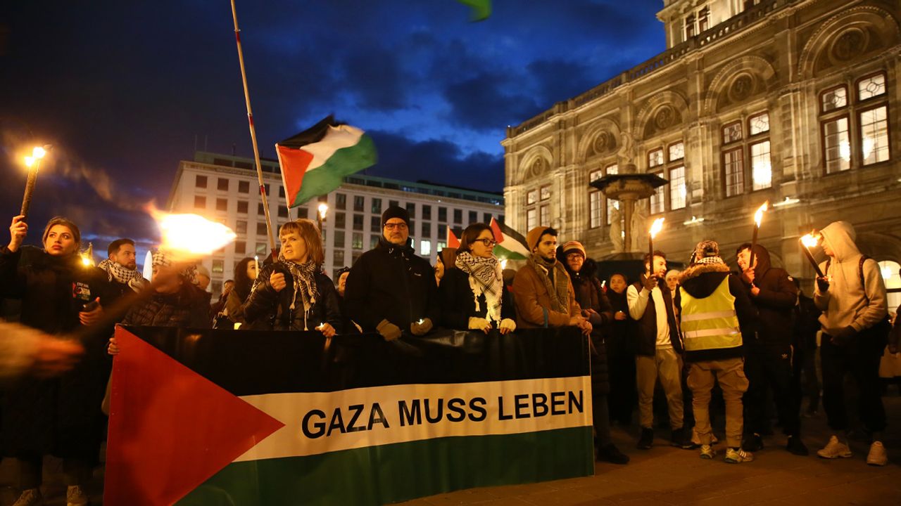 Avusturya'da İsrail'in saldırılarında ölen Filistinliler için "sessiz yürüyüş" düzenlendi