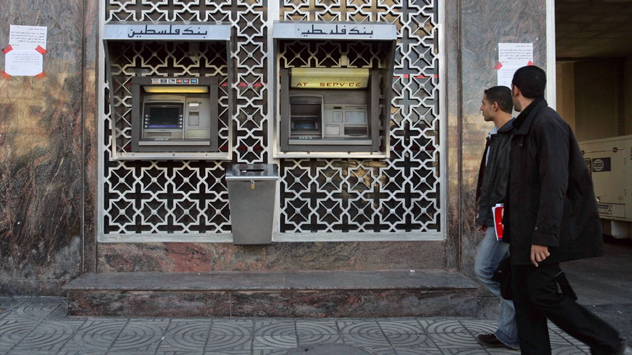 Gazze'deki bankalar, İsrail'in saldırılarına rağmen sınırlı da olsa hizmet vermeyi sürdürüyor