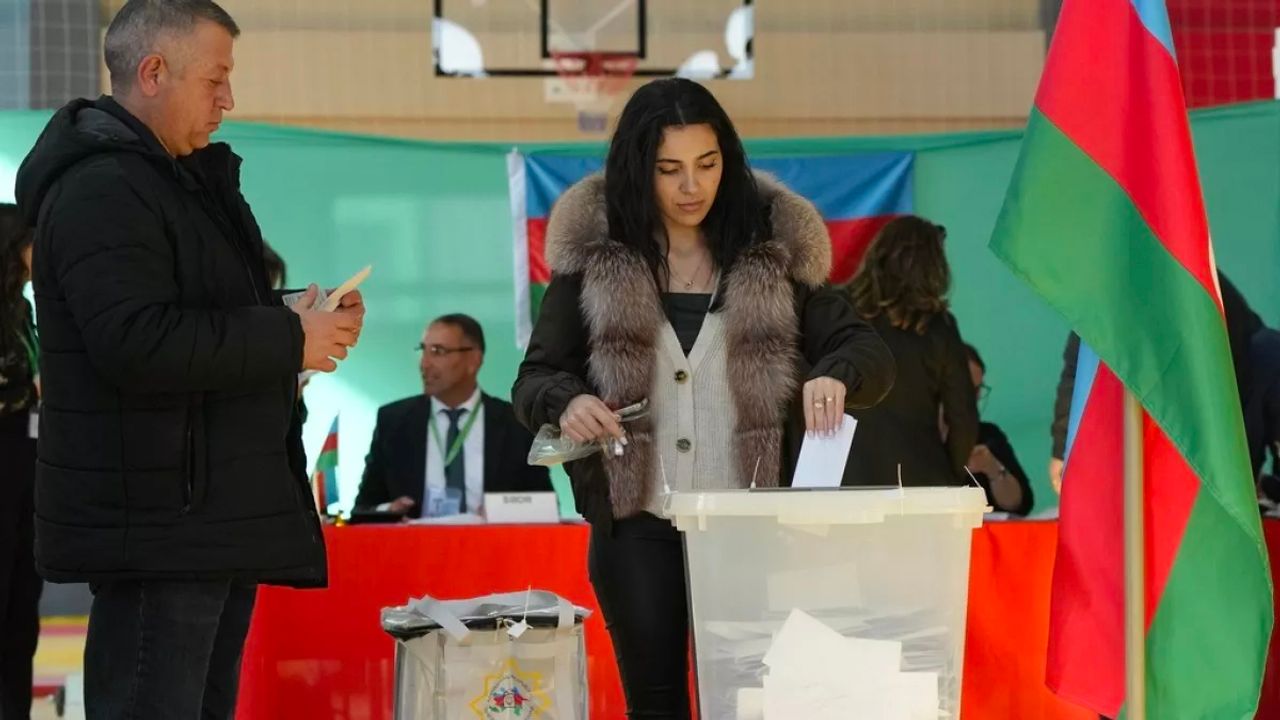 Azerbaycan'daki cumhurbaşkanı seçiminde katılım oranı yüzde 76,73 oldu
