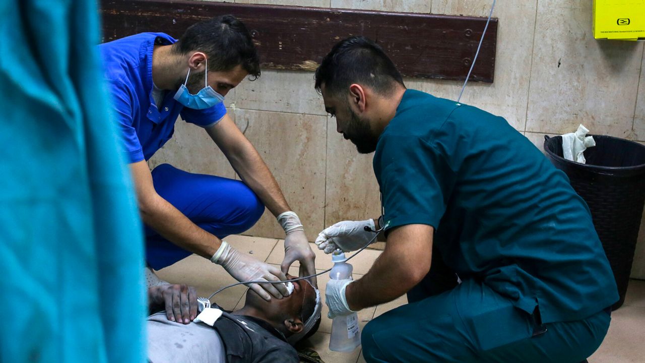 Gazze'de doktorlar "canları pahasına" yaralılara müdahale etmeye çalışıyor