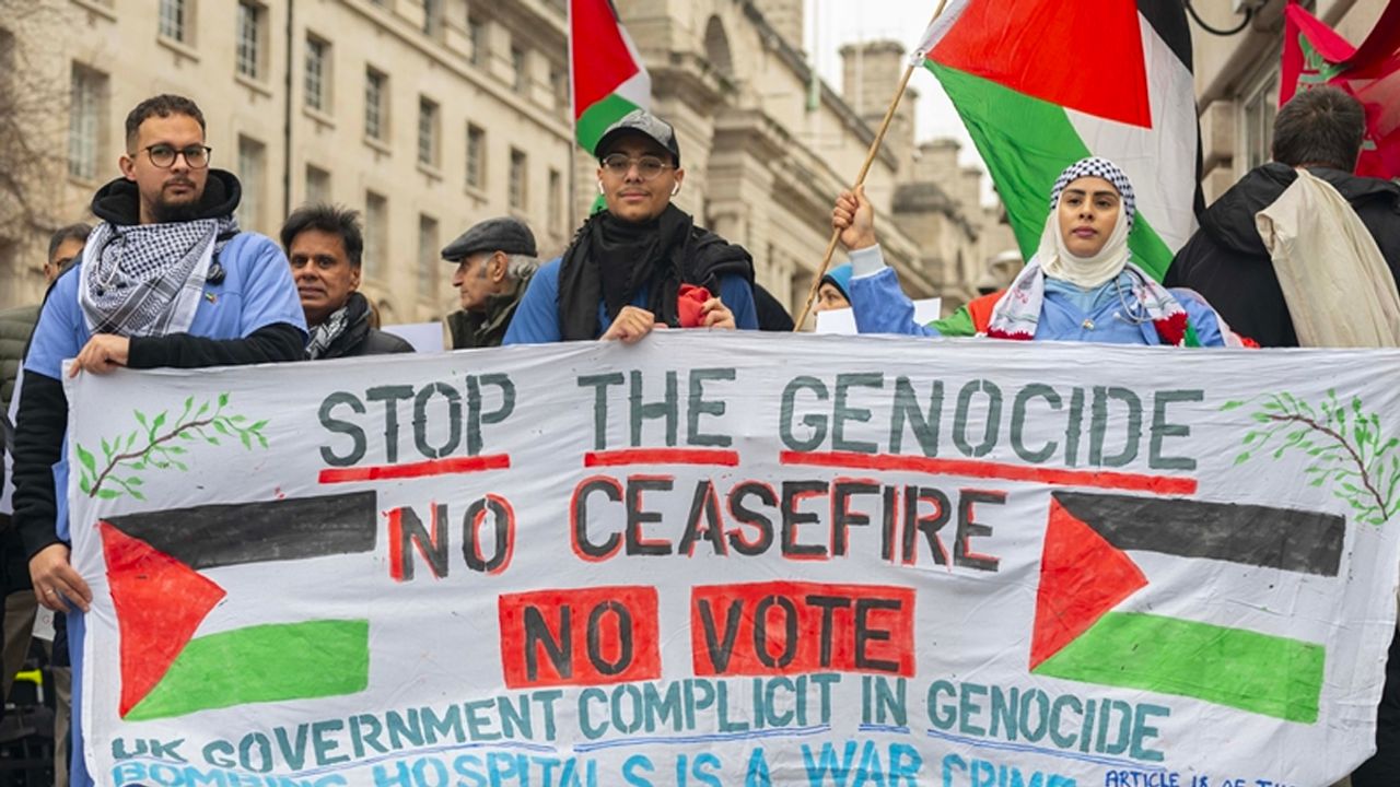 İngiltere'de İsrail saldırılarında ölenler için sessiz yürüyüş