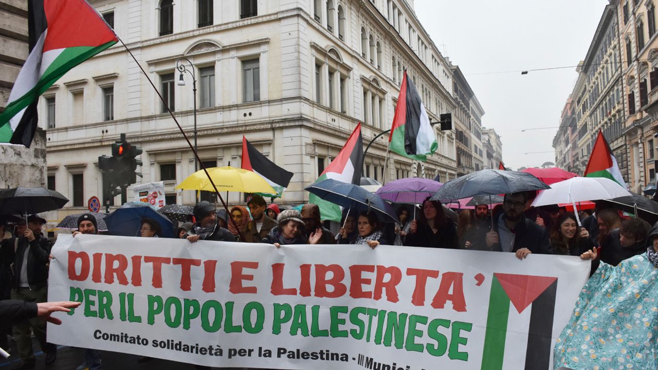 Roma'da yağmur altında Gazze saldırıları protesto edildi