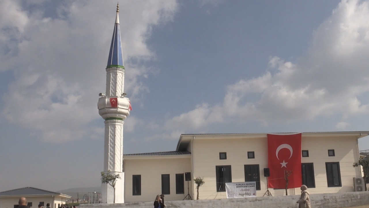 Hatay'da Narlıca Deprem Şehitleri Camisi ibadete açıldı
