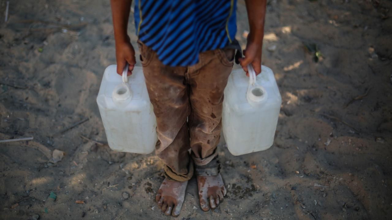 İsrail'in susuz bıraktığı Filistinliler, kirli sularla hayata tutunuyor