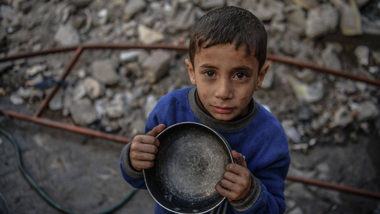İnsanlığımızdan utanıyoruz: Bugün Gazze'de 3 çocuk açlıktan öldü!