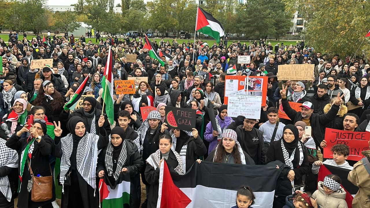 Berlin’de öğrenciler, Filistin yanlısı gösterilere uygulanan baskıları protesto etti