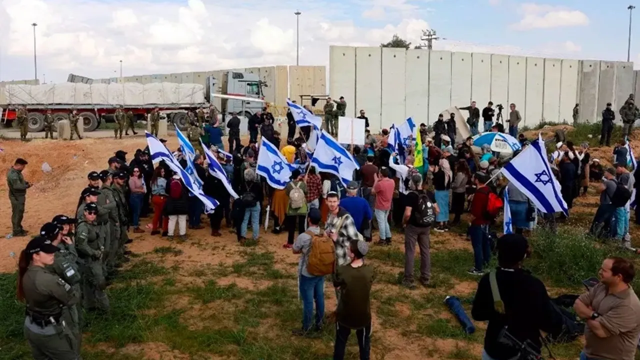 İsrailliler, kıtlığa sürüklenen Gazze'ye yardımları engellemek için gösterilerini sürdürüyor