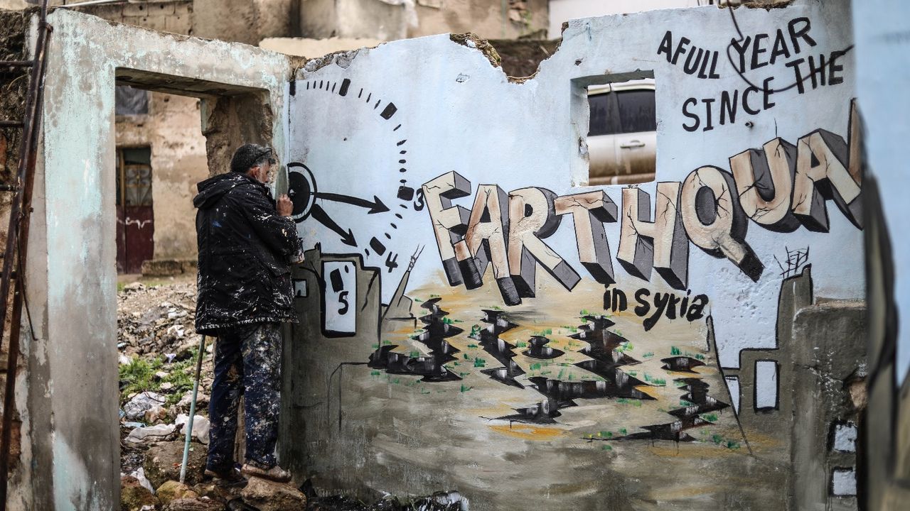 İdlibli grafiti sanatçısı, depremzedeler için dayanışma grafitisi çizdi