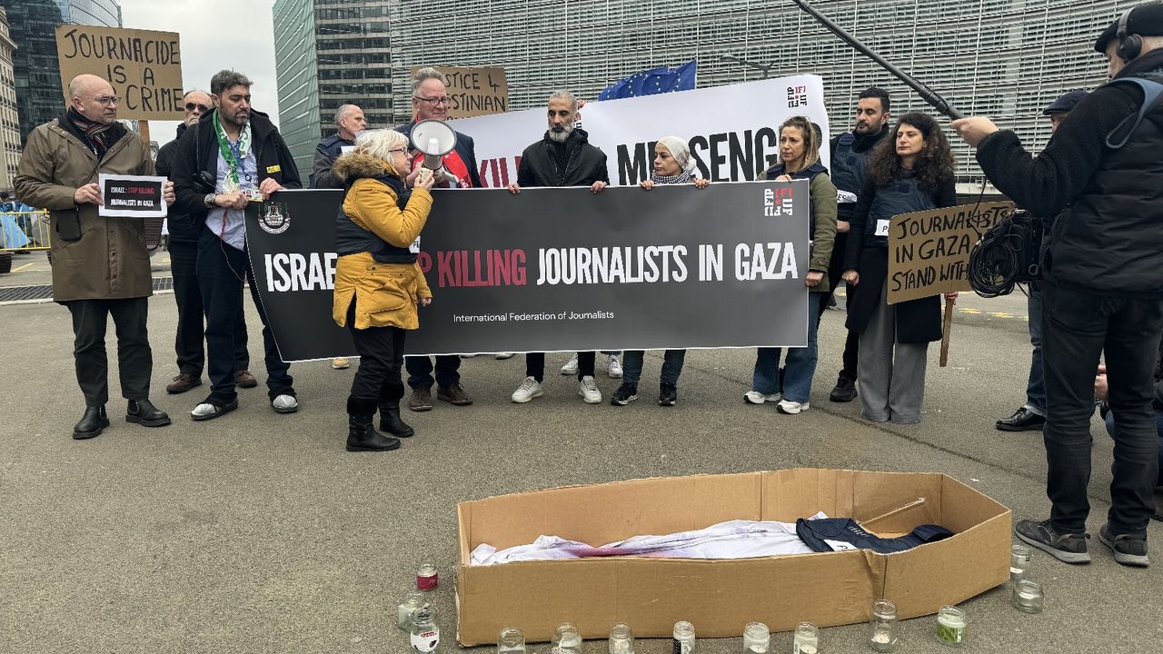 Brüksel'de gazeteciler, Gazze'de meslektaşlarının öldürülmesini protesto etti