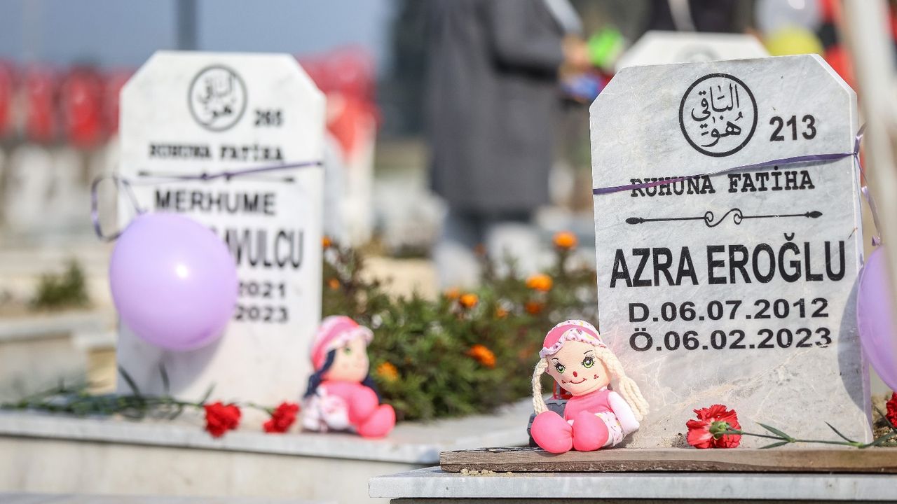 Depremde hayatını kaybeden çocukların mezarlarına oyuncak ve balon bırakıldı
