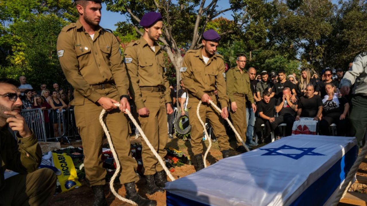 İşgalci İsrail'in Gazze'de 1 subayı daha öldürüldü
