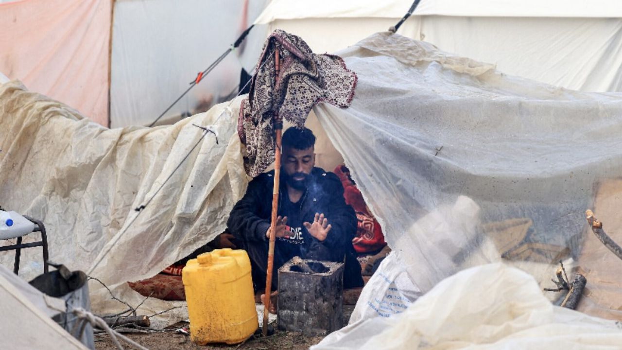 Çadırda kalan Gazzeli baba: “Dışardaymışız gibi yağmur üstümüze yağıyor"