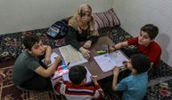Refah'ta Filistinli anne, çocuklarına evde ders veriyor