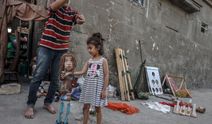 Filistinli kukla sanatçısı, savaş mağduru Gazzeli çocukları sevindirmeye çalışıyor