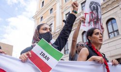 İran'lı Polisler Kadınların Mahrem Yerlerini Hedef Alıyor