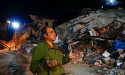 Hataylı depremzede, ölen ailesi için enkaz önünde dua etti
