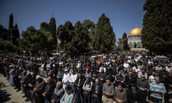 Binlerce Müslüman ramazanın ilk cuma namazını Mescid-i Aksa’da kıldı