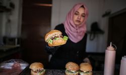 Gazze sahilinin uğrak mekanı, girişimci kadının "burger büfesi" oldu