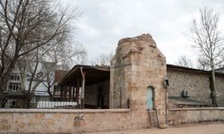 Elbistan'daki tarihi caminin minaresi yıkıldı