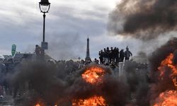 Fransa'da göstericiler Paris Havalimanı'nın girişini kapattı