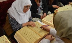 Yaşlı kadınların Kur'an-ı Kerim öğrenme azmi duygulandırdı
