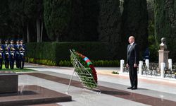 Azerbaycan Cumhurbaşkanı Aliyev, Haydar Aliyev'in mezarını ziyaret etti