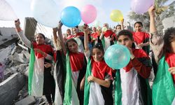 Palyaçolar Gazzeli çocukların yüzünü güldürdü