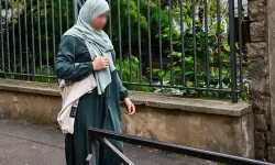 Fransa’da 67 öğrenci uzun elbise giydiği için okula alınmadı