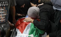 İsrail güçlerinin Batı Şeria'da öldürdüğü Filistinli gencin cenazesi toprağa verildi