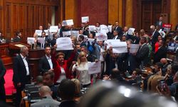 Sırbistan'da Ulusal Meclis oturumu "erken seçim" talebiyle protesto edildi