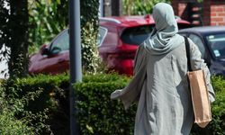 Fransa'da Müslümanların kıyafetleri 'İslâm'ı hatırlattığı için yasaklandı