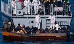 İtalya'nın Lampedusa Adası'na dün 5 binden fazla düzensiz göçmen geldi