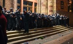 Ermenistan'da bir grup, Azerbaycan'ın antiterör harekatı sonrası hükümet binası önünde toplandı