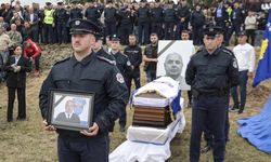 Kosova'da dün öldürülen polis memurunun cenazesi toprağa verildi