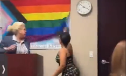 Çocuğunun sınıfında asılı olan LGBT bayrağını çöpe attı