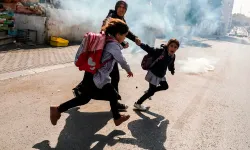İşgalci İsrail, bir okula göz yaşartıcı gaz bombası attı