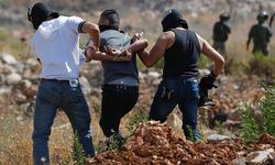 İşgalci eşkiyalar Filistinli gençleri kaçırdı!