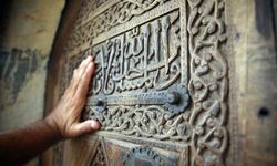 İbn-i Neccar Camisi, ibadete gelenleri 666 yıllık el işlemeli kapısıyla karşılıyor