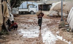 İdlib'de sağanak nedeniyle sivillerin çadırlarını su bastı