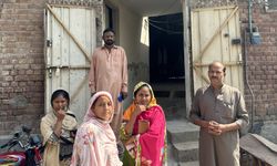 Pakistan'da Müslümanlar ile Hristiyanlar, yaşanan olayları el ele atlatıyor