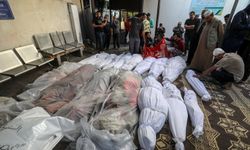 Gazze'de parçalanmış cenazeler toplu mezarlara defnediliyor