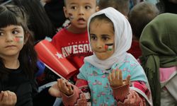 Minikler Filistin'deki saldırıların sona ermesi için dua etti