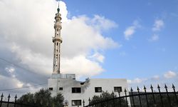 İsrail, topçu atışıyla Lübnan'daki bir cami ve bazı evleri vurdu