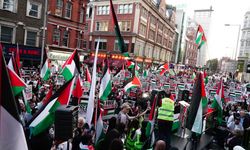 Londra'da Filistinlilere destek yürüyüşü, polisin "güzergah dışına gözaltı" uyarısıyla başladı