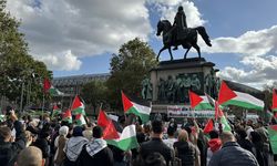 Almanya'da Filistinli ve İsrailliler barikatla ayrılan meydanda mitingler düzenledi