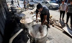 Gazze'nin güneyine sığınan Filistinlilere yakıt olmadığı için odun ateşinde yemek pişiriliyor