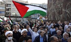 İranlılar İsrail'in Gazze'deki hastaneye düzenlediği saldırıyı protesto etti